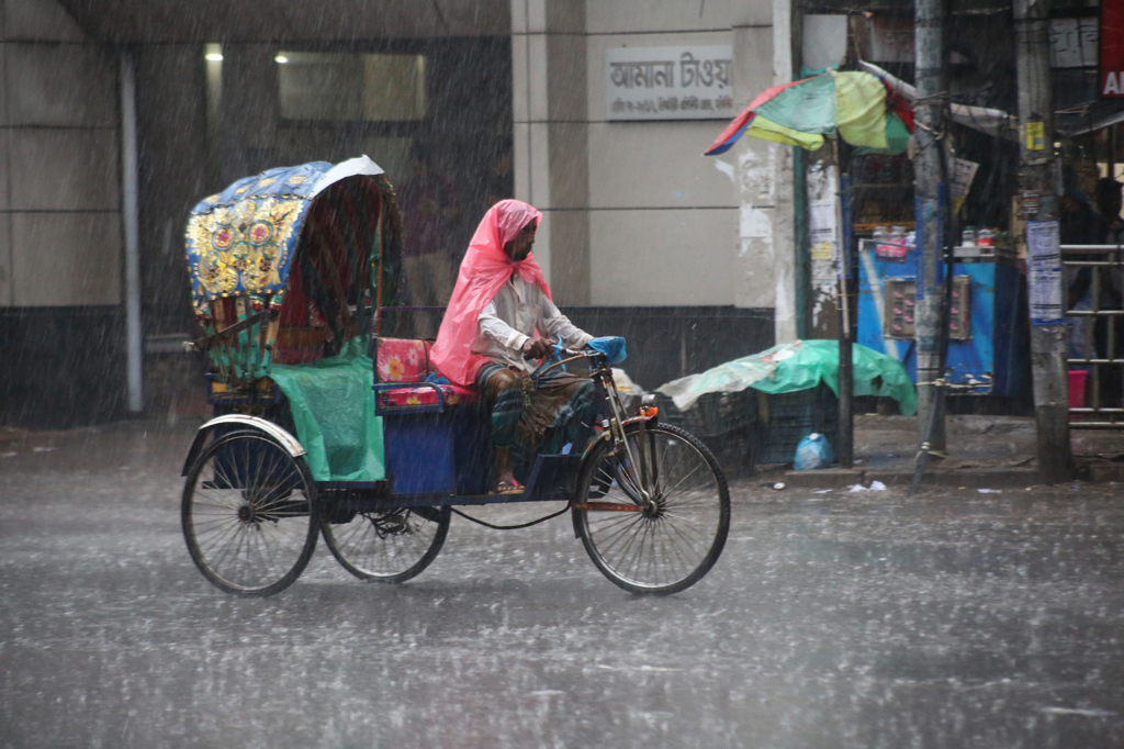 জ্যৈষ্ঠের দুপুরে হঠাৎ বৃষ্টিতে স্বস্তি, নগরীর জলাবদ্ধতায় ভোগান্তি