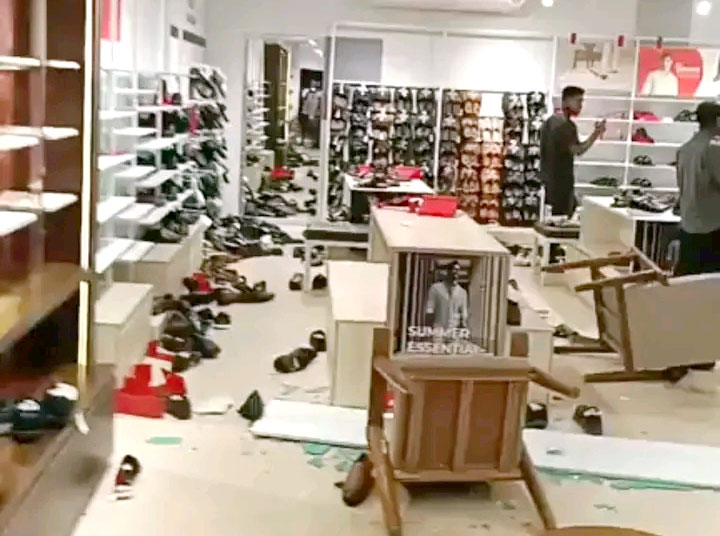 খুলনায় বাটা শোরুমে হামলা: ৮০০ জনকে আসামি করে থানায় মামলা