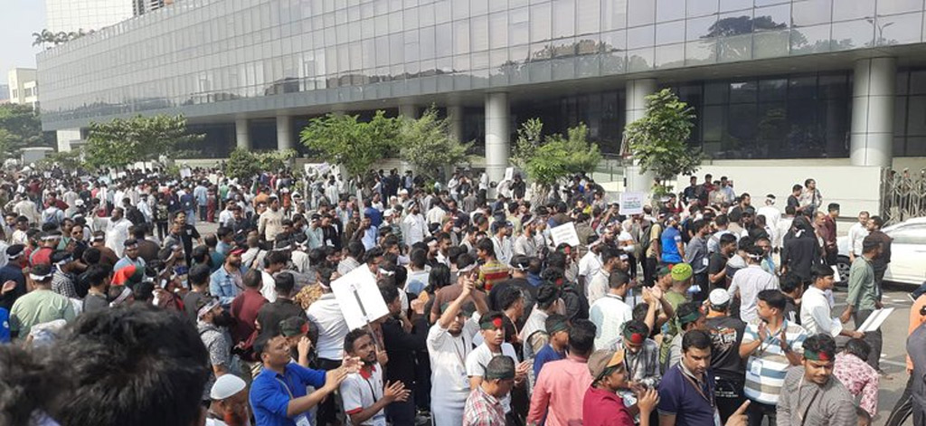 এনইআইআর চালু করায় বিটিআরসি ভবনে মোবাইল ব্যবসায়ীদের হামলা-ভাঙচুর