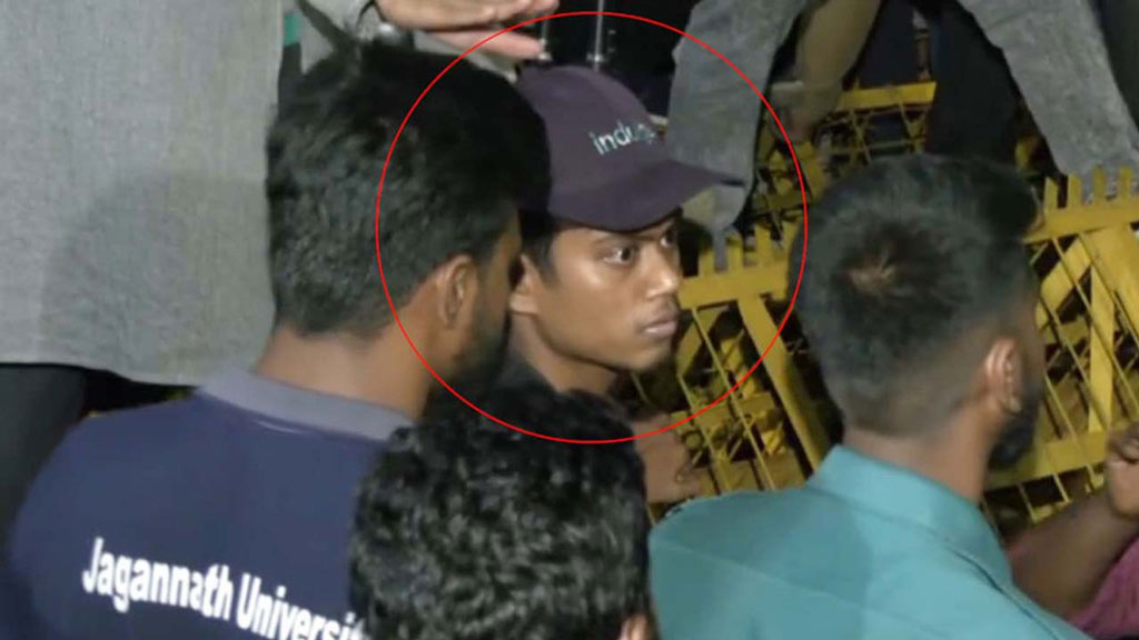 বোতলটি দূর থেকে নিশানায় লাগাল কীভাবে, ছেলেটি কি ‘বটল ফ্লিপার’