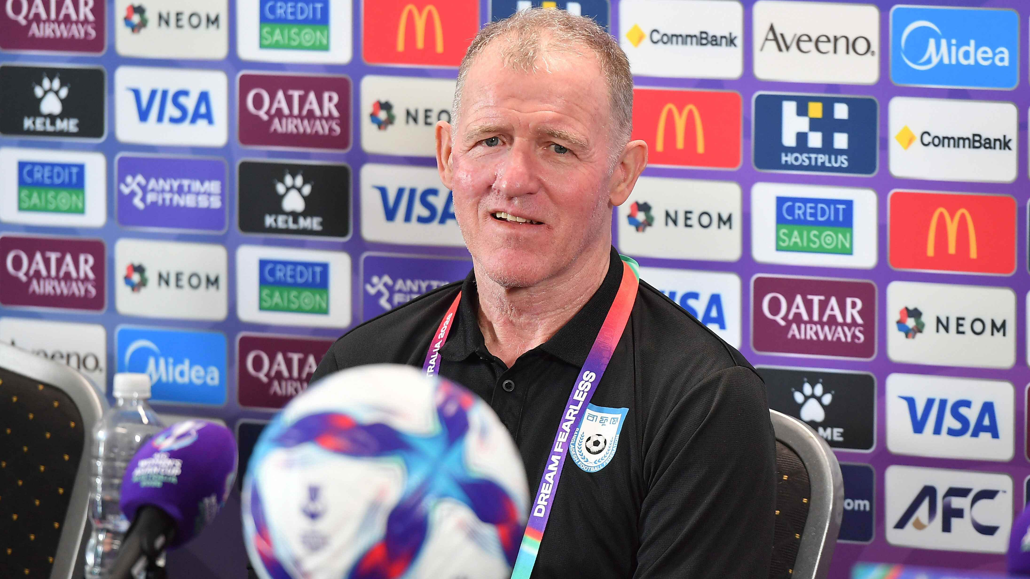 মেয়েদের পাঁচ তারকা হোটেলে না রাখায় খোঁচা দিলেন কোচ