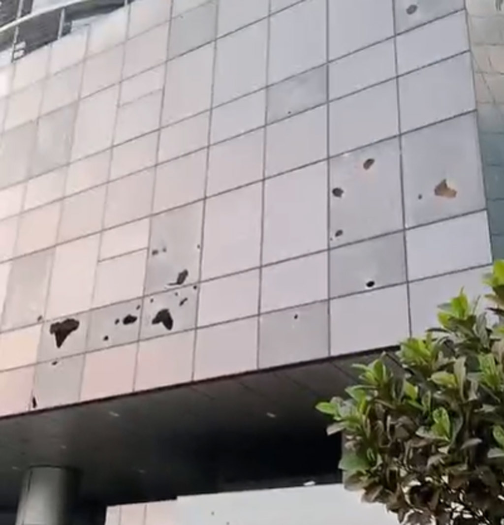 এনইআইআর চালু করায় বিটিআরসি ভবনে মোবাইল ব্যবসায়ীদের হামলা-ভাঙচুর