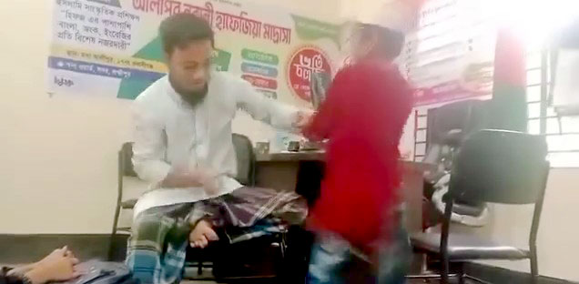 ২৩ সেকেন্ডে ২১ বার বেত্রাঘাত শিশু শিক্ষার্থীকে