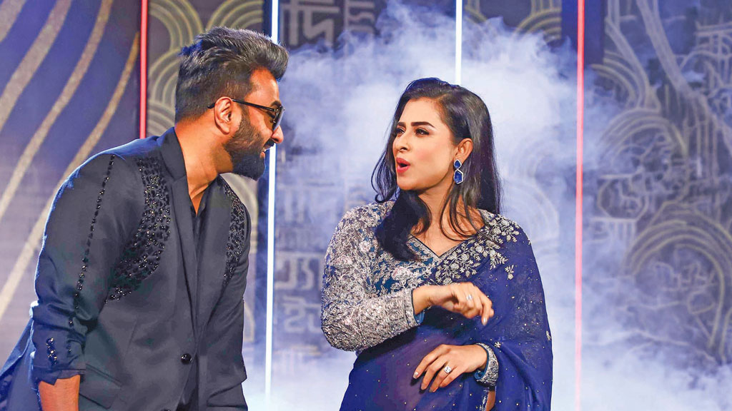 গান গাইলেন বুবলী