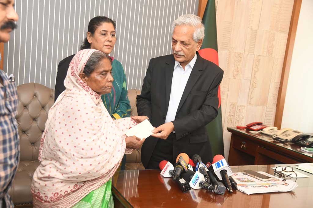সেই ভাইরাল শিল্পী লাইলী বাউল পেলেন ৩ লাখ টাকা অনুদান