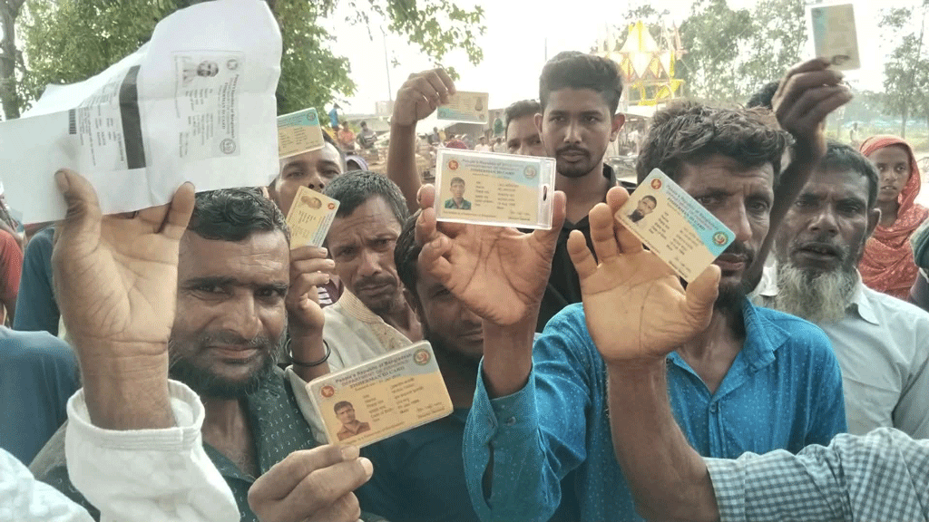 বাউফলে জেলেদের চাল বিতরণে অনিয়ম, জনপ্রতি ৫ কেজি কম পাওয়ার অভিযোগ