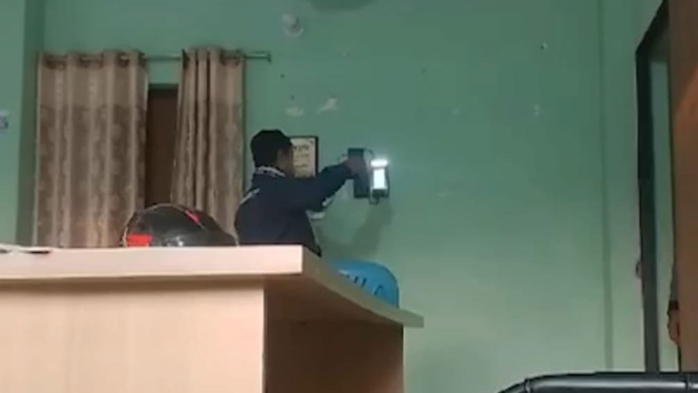 সহকারীর মোবাইল ফোনে রাখা আইরিশ স্ক্যানে হাজিরা দেন অনুপস্থিত কর্মকর্তা