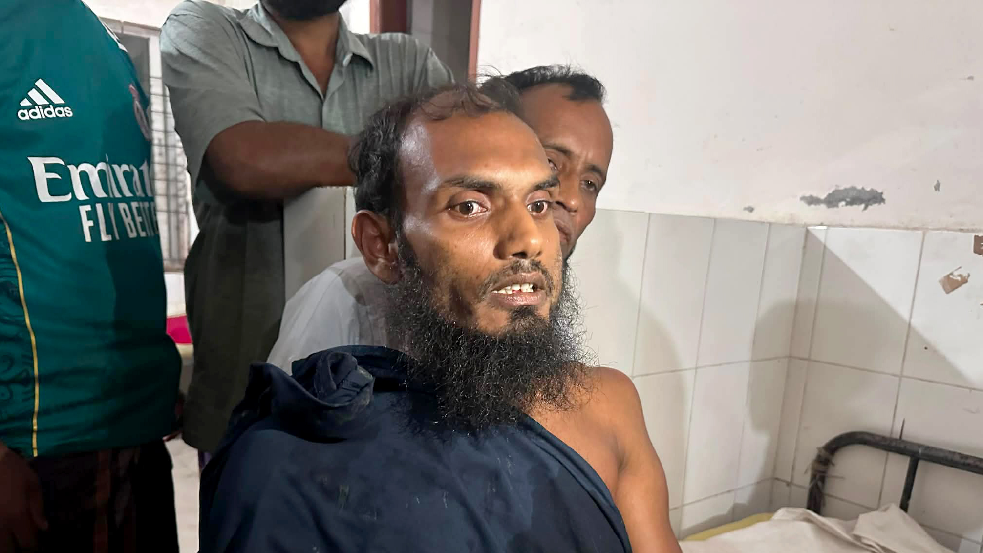 পরকীয়ার অভিযোগ ঘিরে বাউফলে জামায়াত নেতাকে মারধর