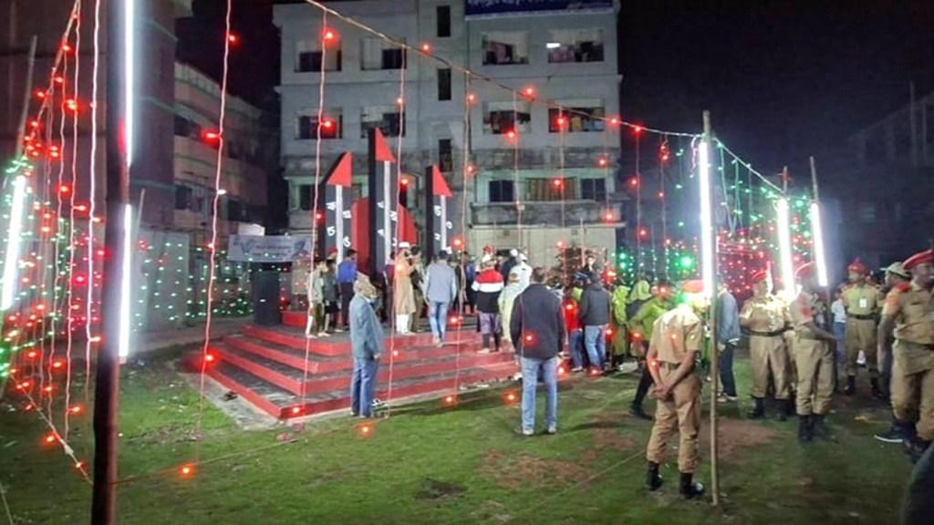 শহীদ মিনারে আলোকসজ্জা, সমালোচনা-আপত্তি