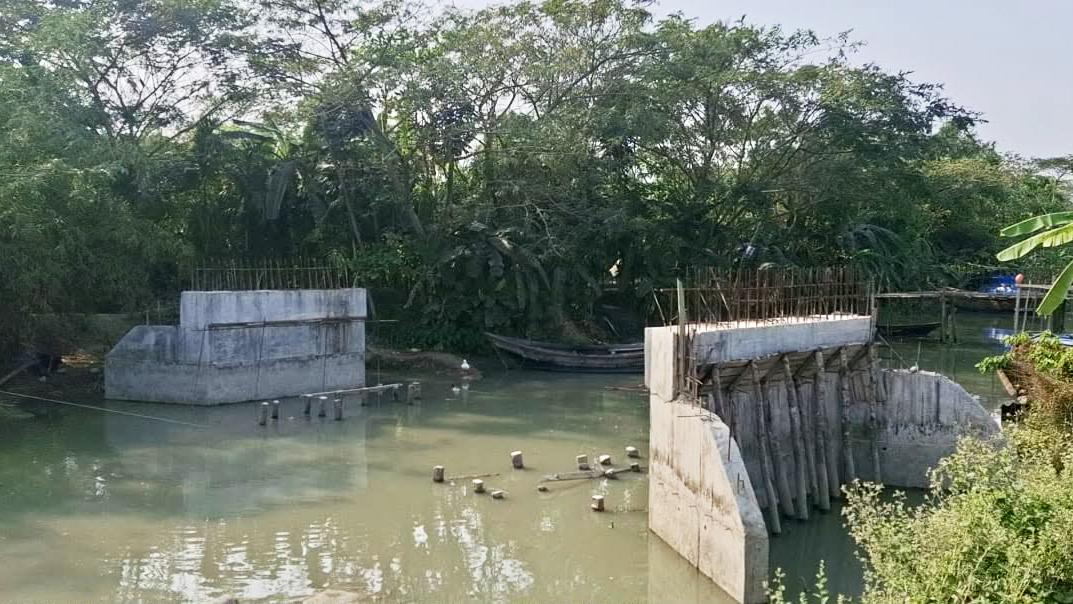 বাউফলে সেতুর কাজ থমকে আছে তিন বছর ধরে, ভোগান্তিতে হাজারো মানুষ