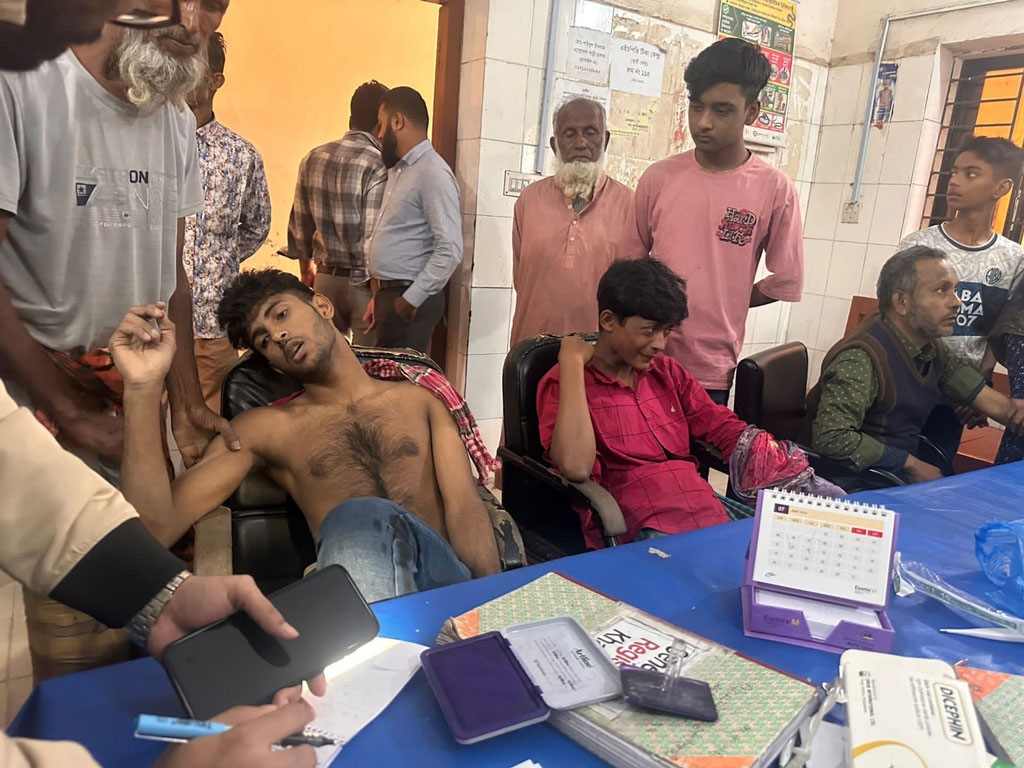 গরুতে ধান খাওয়া নিয়ে সংঘর্ষ, নারীসহ আহত ৫