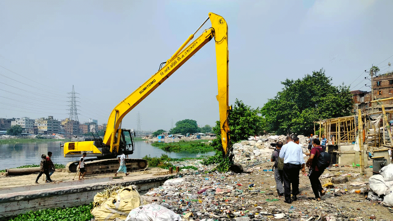 বুড়িগঙ্গার তীরে ১০০ টন বর্জ্য অপসারণ, উচ্ছেদ ৫০ স্থাপনা