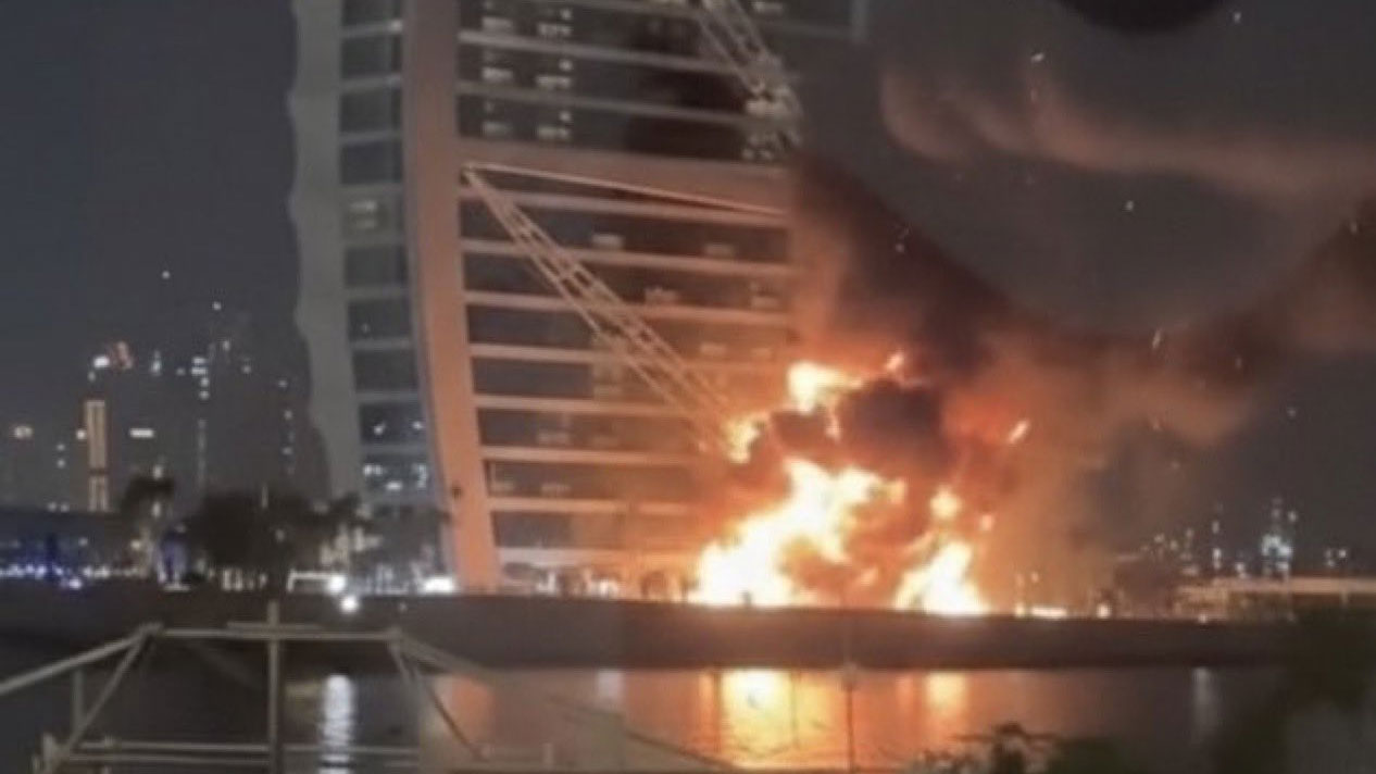 ইরানি হামলায় ক্ষতিগ্রস্ত দুবাইয়ের ল্যান্ডমার্ক বুর্জ আল আরব হোটেল