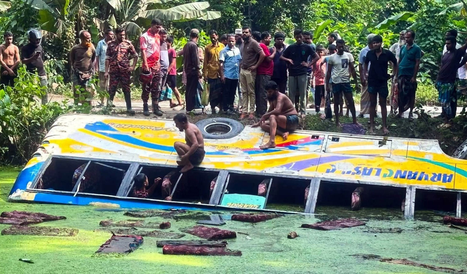 বরিশালে নিয়ন্ত্রণ হারিয়ে পুকুরে বাস, নিহত ১