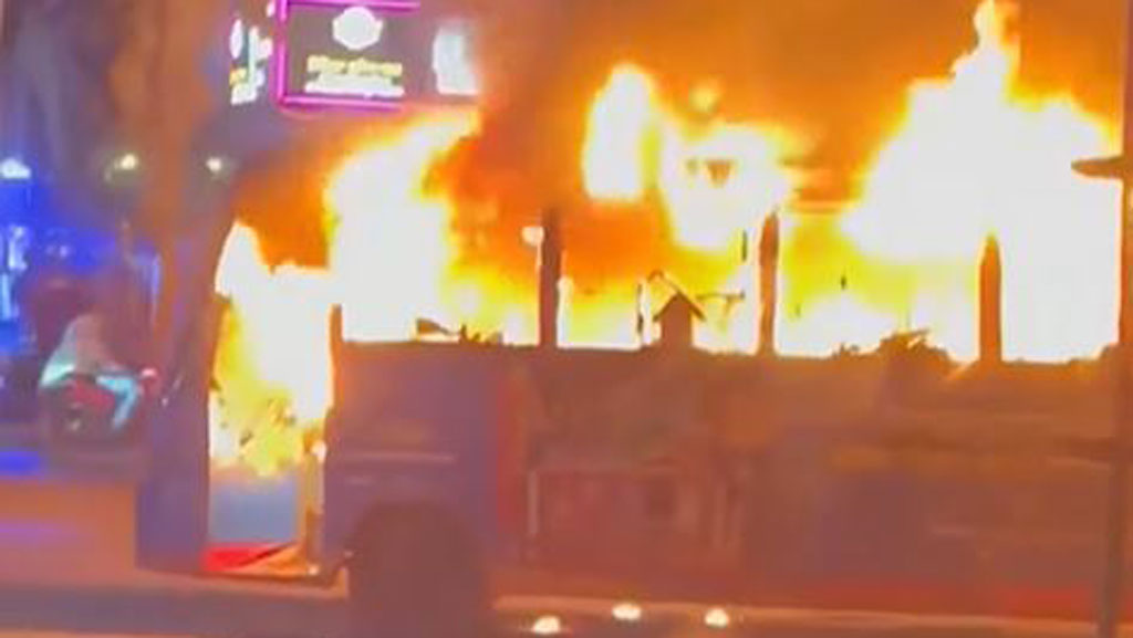 বাড্ডায় চলন্ত বাসে আগুন