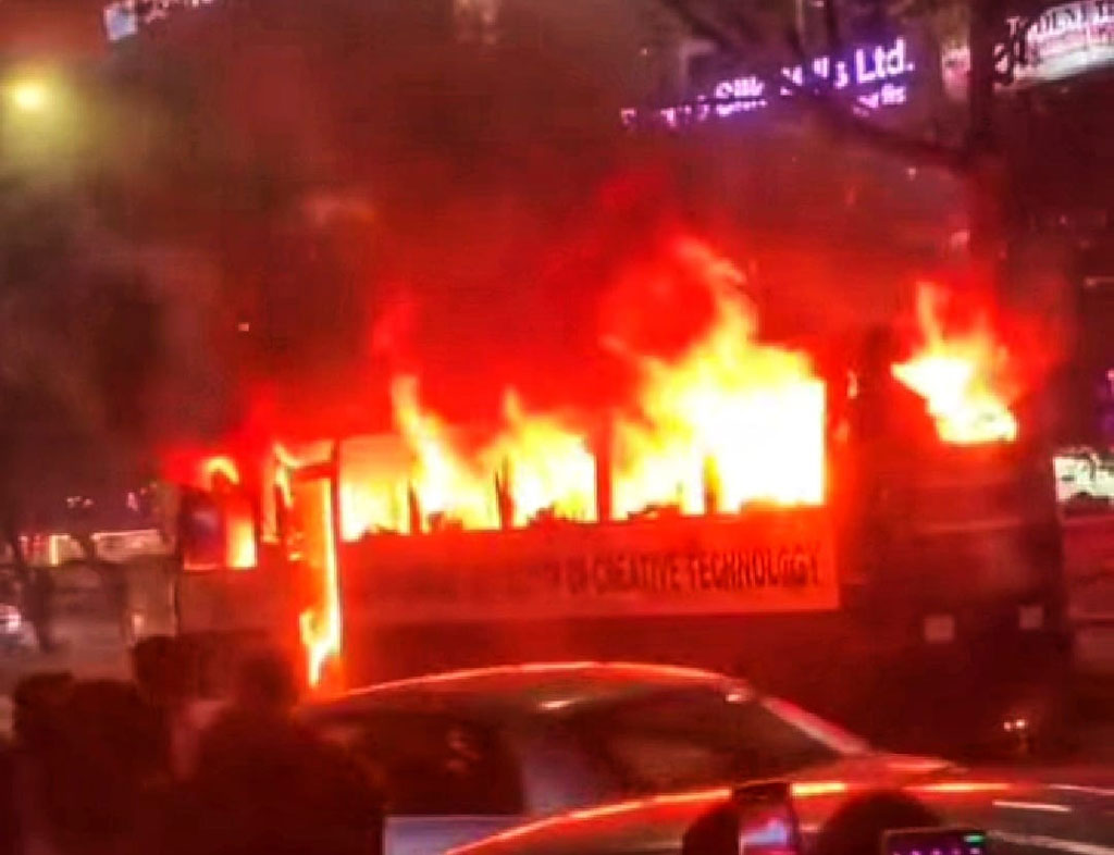 রাজধানীর সাত এলাকায় ১২ ককটেল বিস্ফোরণ, তিন গাড়িতে আগুন