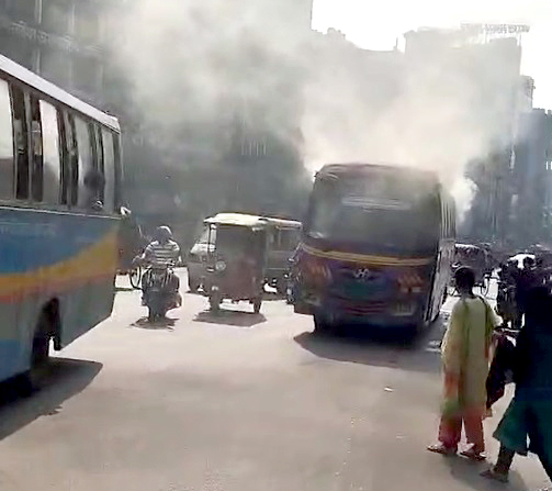 রাজধানীর মিরপুরে যাত্রীবেশে উঠে বাসে আগুন দিল তিন দুর্বৃত্ত