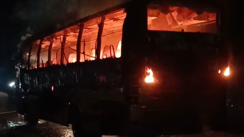 কুড়িগ্রামে সড়ক দুর্ঘটনার পর ঢাকাগামী বাসে আগুন দিল ক্ষুব্ধ জনতা
