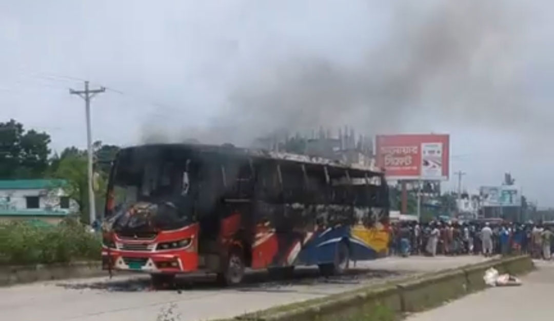 রংপুরে বাসচাপায় মাদ্রাসার সুপার নিহত, মহাসড়ক অবরোধের পর বাসে আগুন