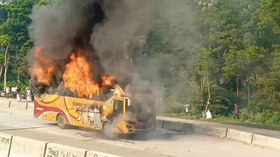 বগুড়ায় চলন্ত বাসে আগুন, প্রাণে বেঁচে গেলেন যাত্রীরা