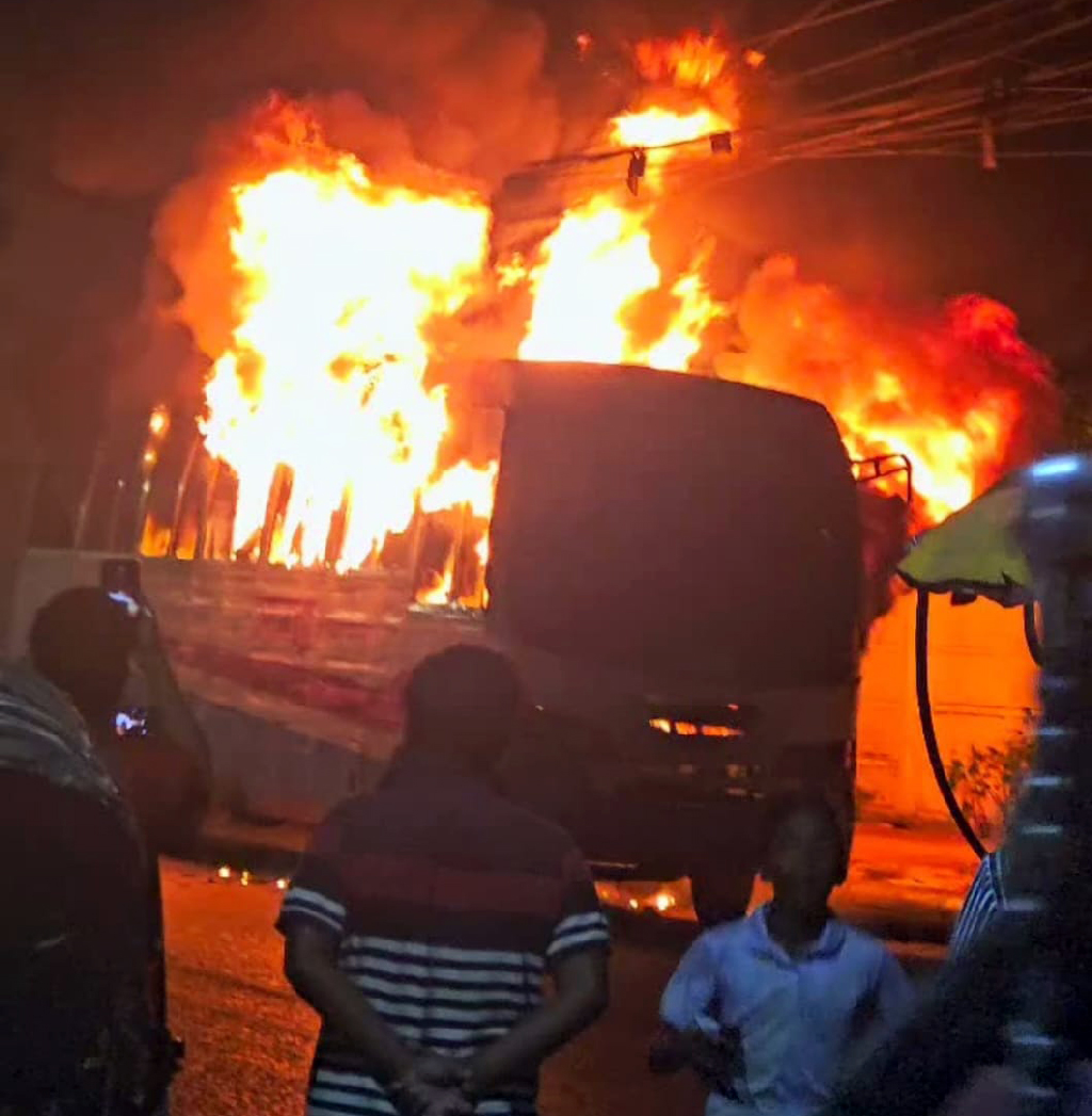 রাজধানীর সূত্রাপুরে বাসে আগুন