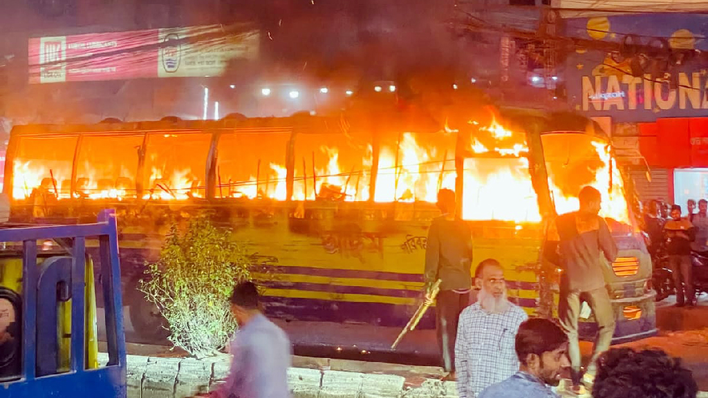 বাড্ডায় যাত্রীবাহী বাসে আগুন