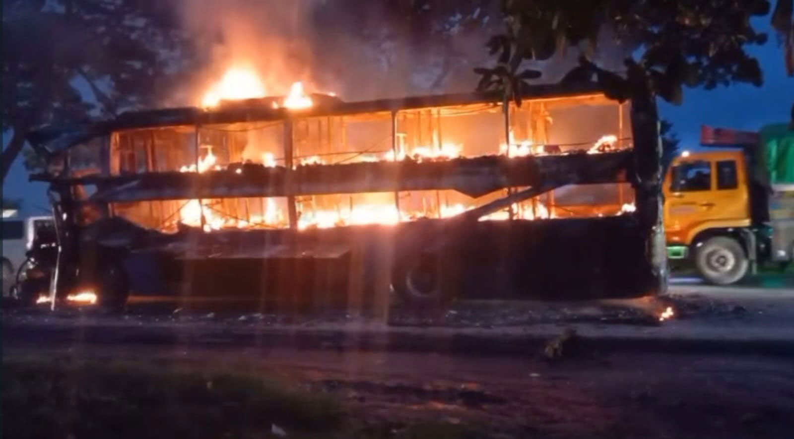 সামনের গাড়িতে ধাক্কার পর স্লিপার কোচে আগুন, প্রাণে বাঁচলেন যাত্রীরা