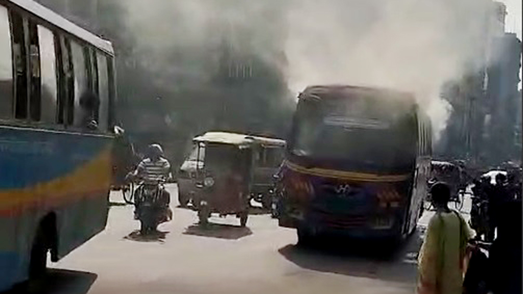 রাজধানীর মিরপুরে বাসে অগ্নিসংযোগ