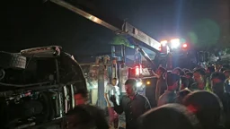 ডিভাইডারে ধাক্কা লেগে বাস উল্টে নিহত ১, আহত ২০