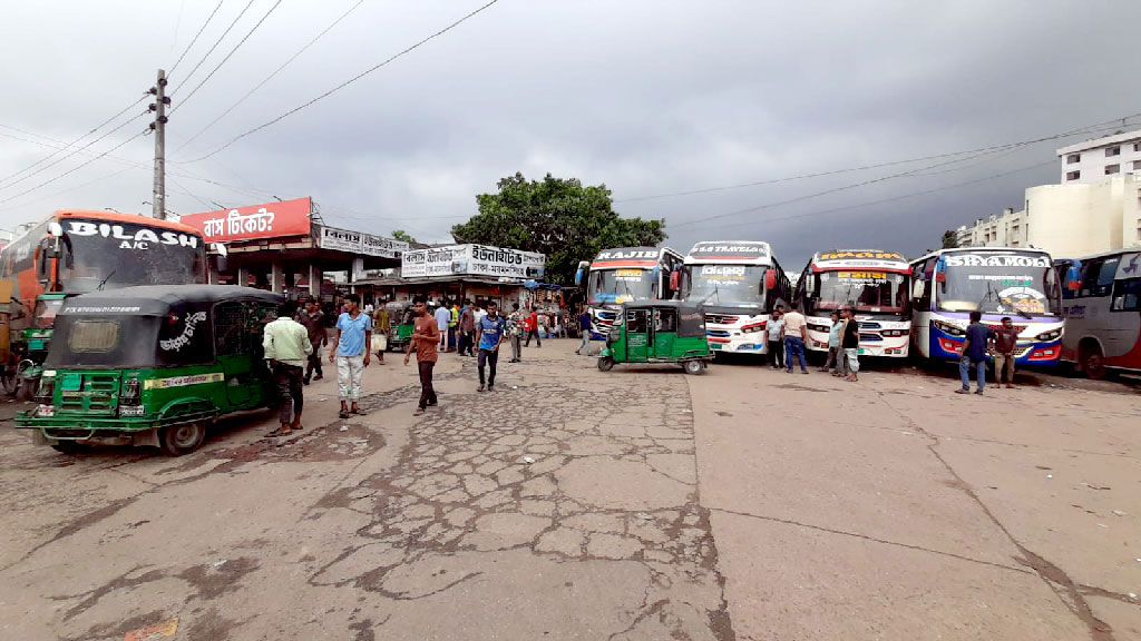 ঈদের আগের দিন ঢাকার টার্মিনালগুলোতে নেই চাপ, যাত্রীসংকটে বাতিল নীলসাগর এক্সপ্রেস
