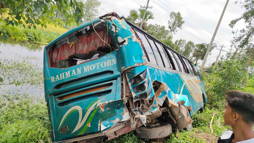 বগুড়ায় বাসের পেছনে ট্রাকের ধাক্কায় সুপারভাইজার ও চালকের সহকারী নিহত