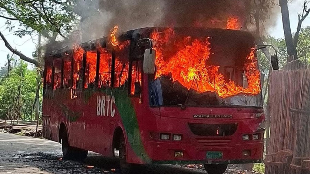 আগুনে পুড়ল যাত্রীবাহী চলন্ত এসি বাস