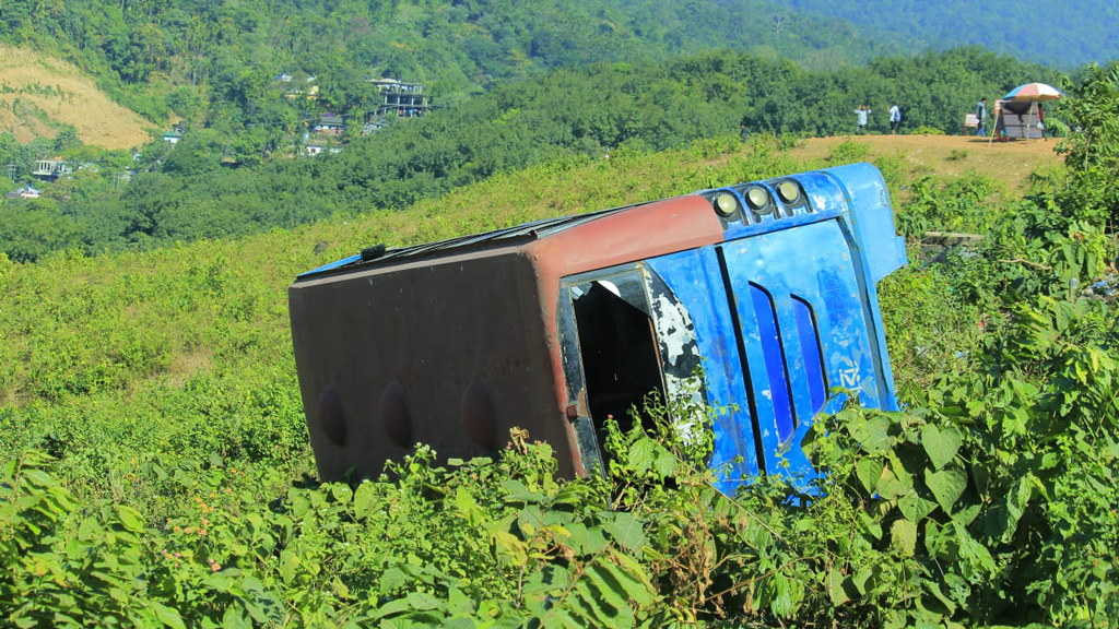 জাফলংয়ে পাহাড়ি রাস্তায় উল্টে গেল বাস