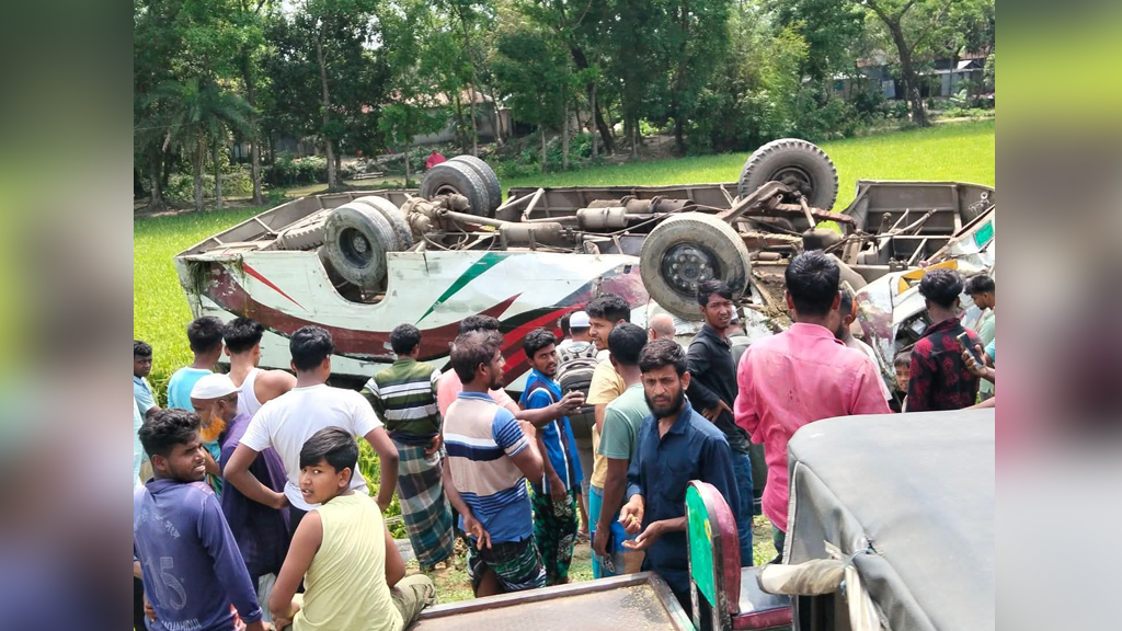 নান্দাইলে নিয়ন্ত্রণ হারিয়ে বাস খাদে, আহত ১৫