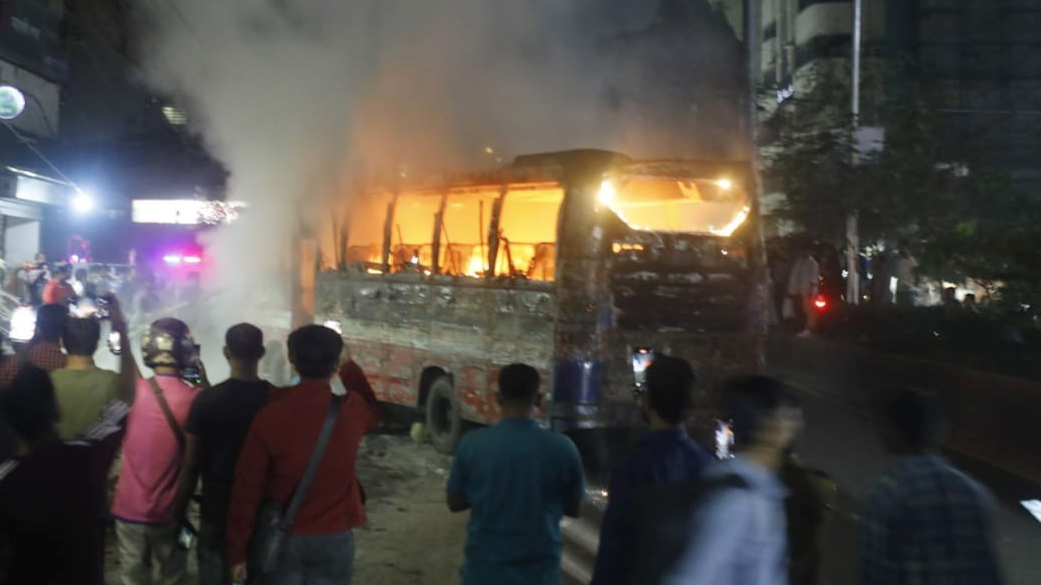 মহাখালীতে বাসে আগুন
