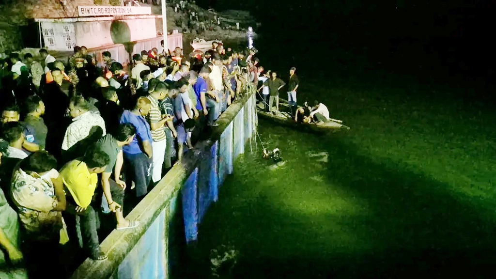 পদ্মার ৩০ ফুট গভীরে বাসটি শনাক্ত, ৪ জনের মৃত্যু ও নিখোঁজ প্রায় অর্ধশত