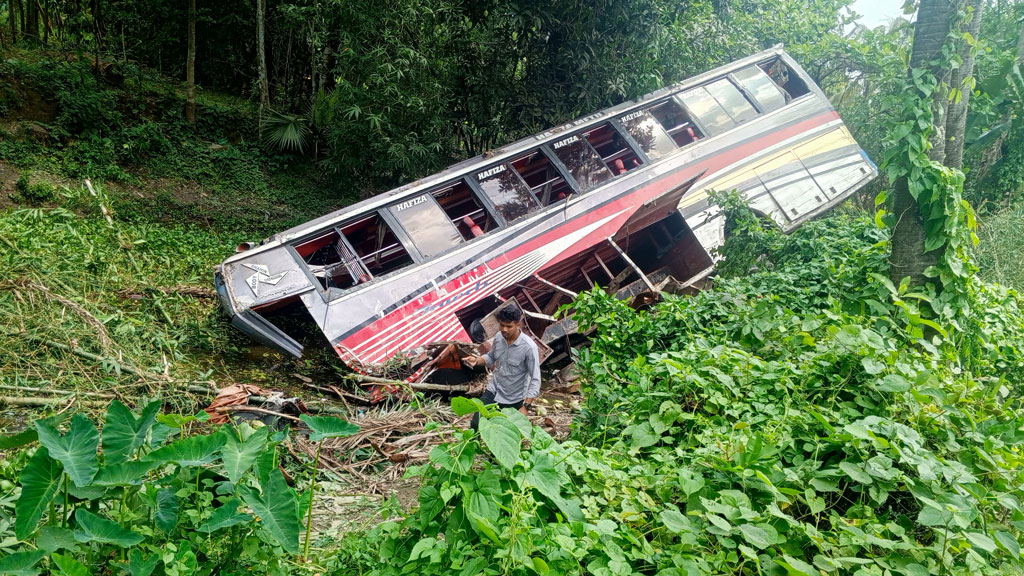 পটুয়াখালীতে যাত্রীবাহী বাস খাদে, নিহত ১