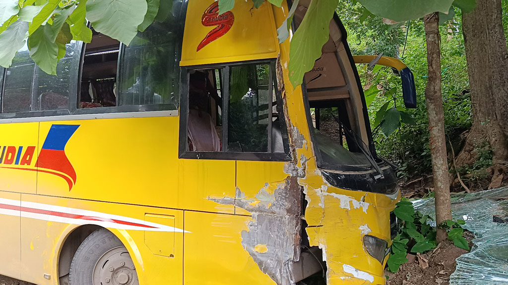 কাপ্তাইয়ে নৌবাহিনীর বাসের সঙ্গে সৌদিয়া পরিবহনের সংঘর্ষ, সব যাত্রীর প্রাণ রক্ষা