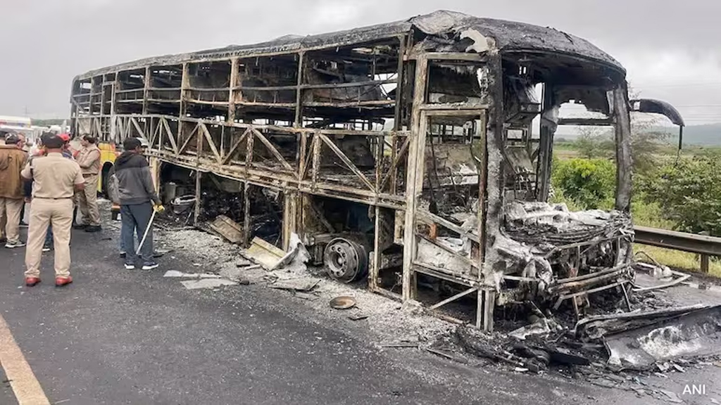 ভারতে এসি বাসের আগুনে নিহত বেড়ে ২০