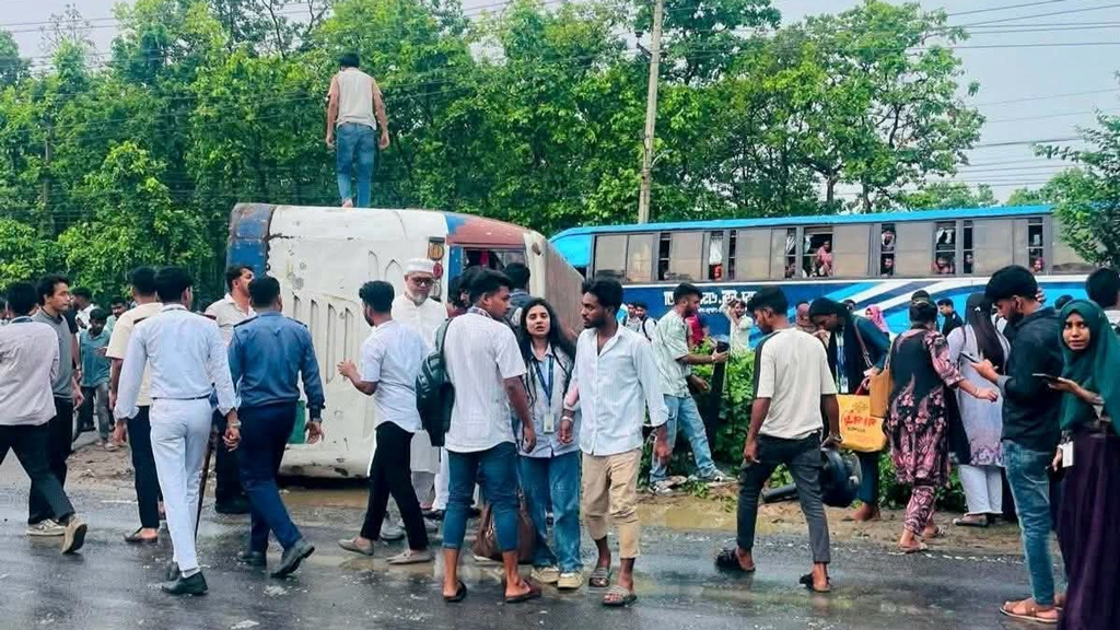 উত্তরা ইউনিভার্সিটির বাস উল্টে আহত ২৪