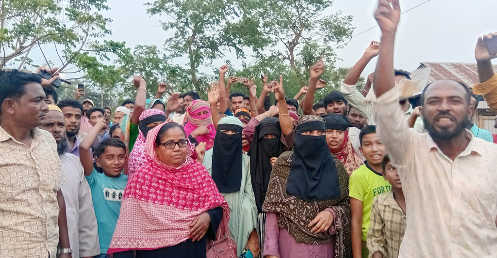 বরগুনায় ব্যবসায়ীকে কুপিয়ে জখম, বিচার দাবিতে মানববন্ধন