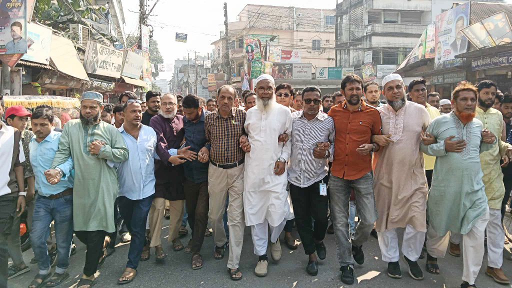 কিশোরগঞ্জে হকারদের হামলার প্রতিবাদে ব্যবসায়ীদের দোকানপাট বন্ধ