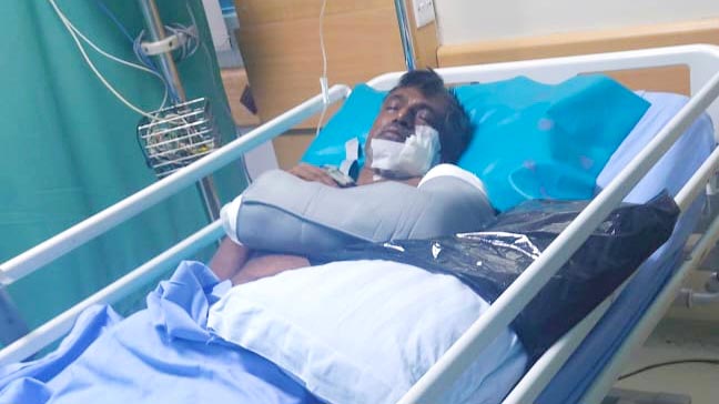 চোরদের দেখে ফেলায় ব্যবসায়ীকে কুপিয়ে জখম