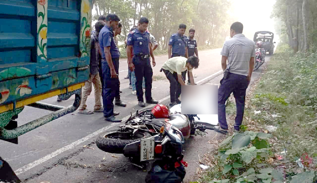 দাঁড়িয়ে থাকা ট্রাকে মোটরসাইকেলের ধাক্কায় ব্যাংক কর্মকর্তা নিহত