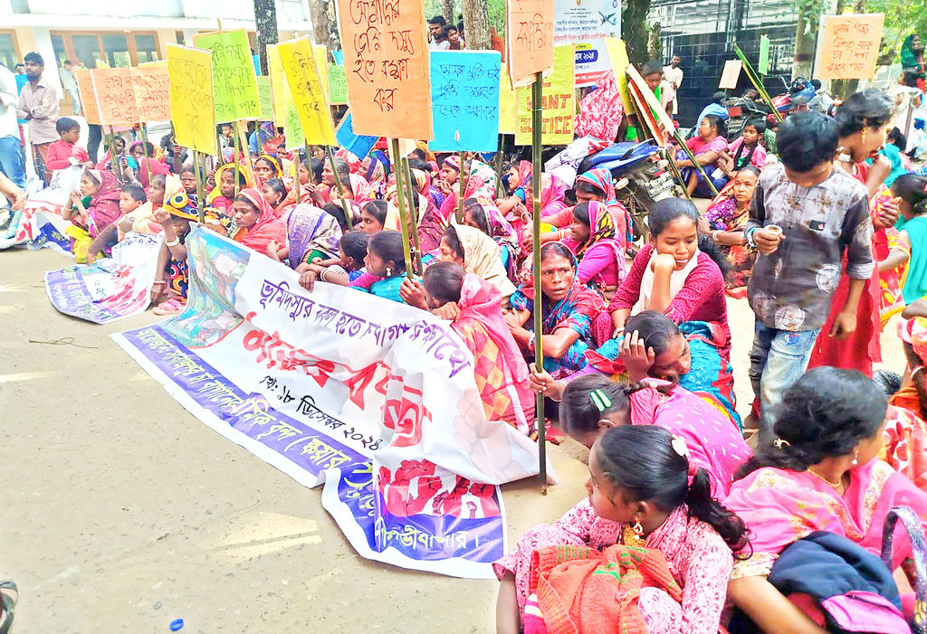 বড়লেখায় চা বাগানের ভূমি রক্ষার দাবিতে শ্রমিকদের মানববন্ধন