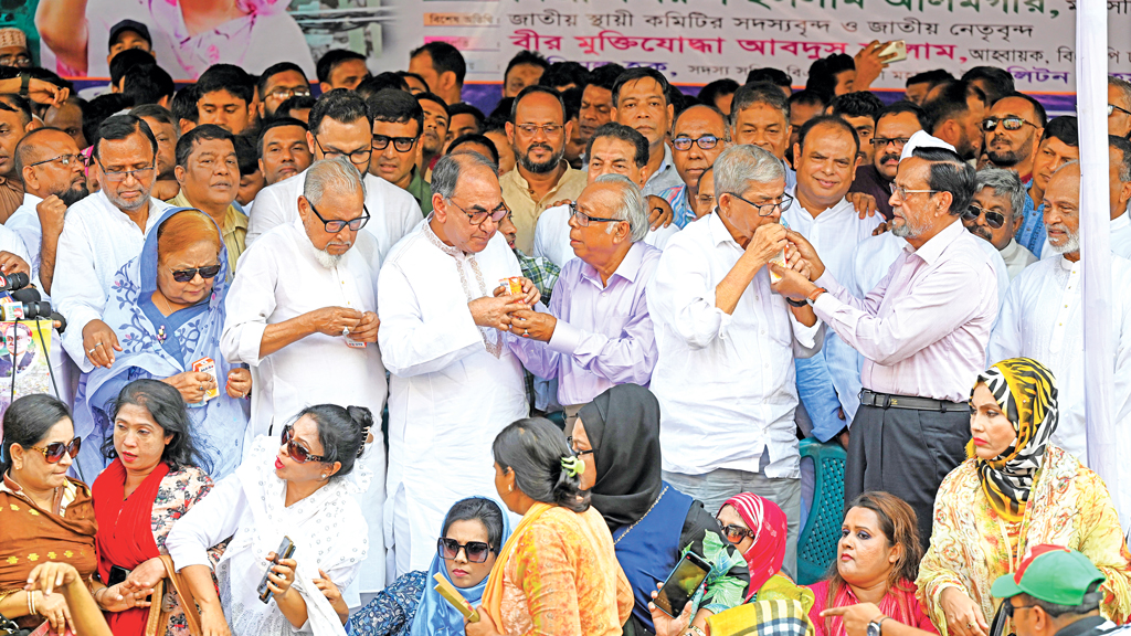 মানুষ কি রাজপথে শক্তির মহড়া দেখতে চায়