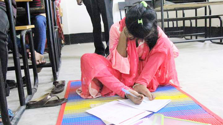 ‘পা' দিয়ে লিখে গুচ্ছ ভর্তিযুদ্ধে সুরাইয়া