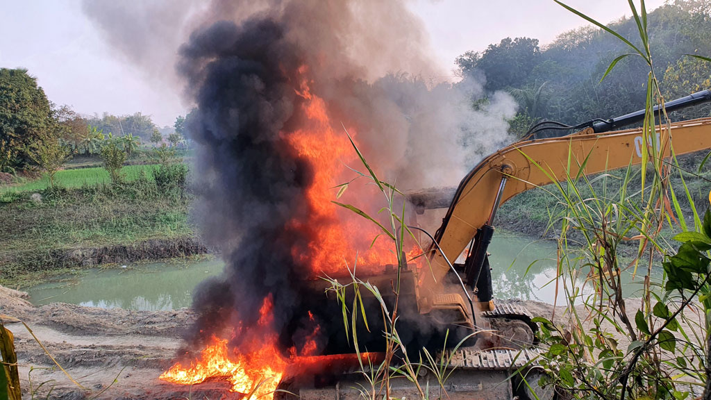 কৃষিজমির মাটি বিক্রি, ভেকু পুড়িয়ে দিল গ্রামবাসী