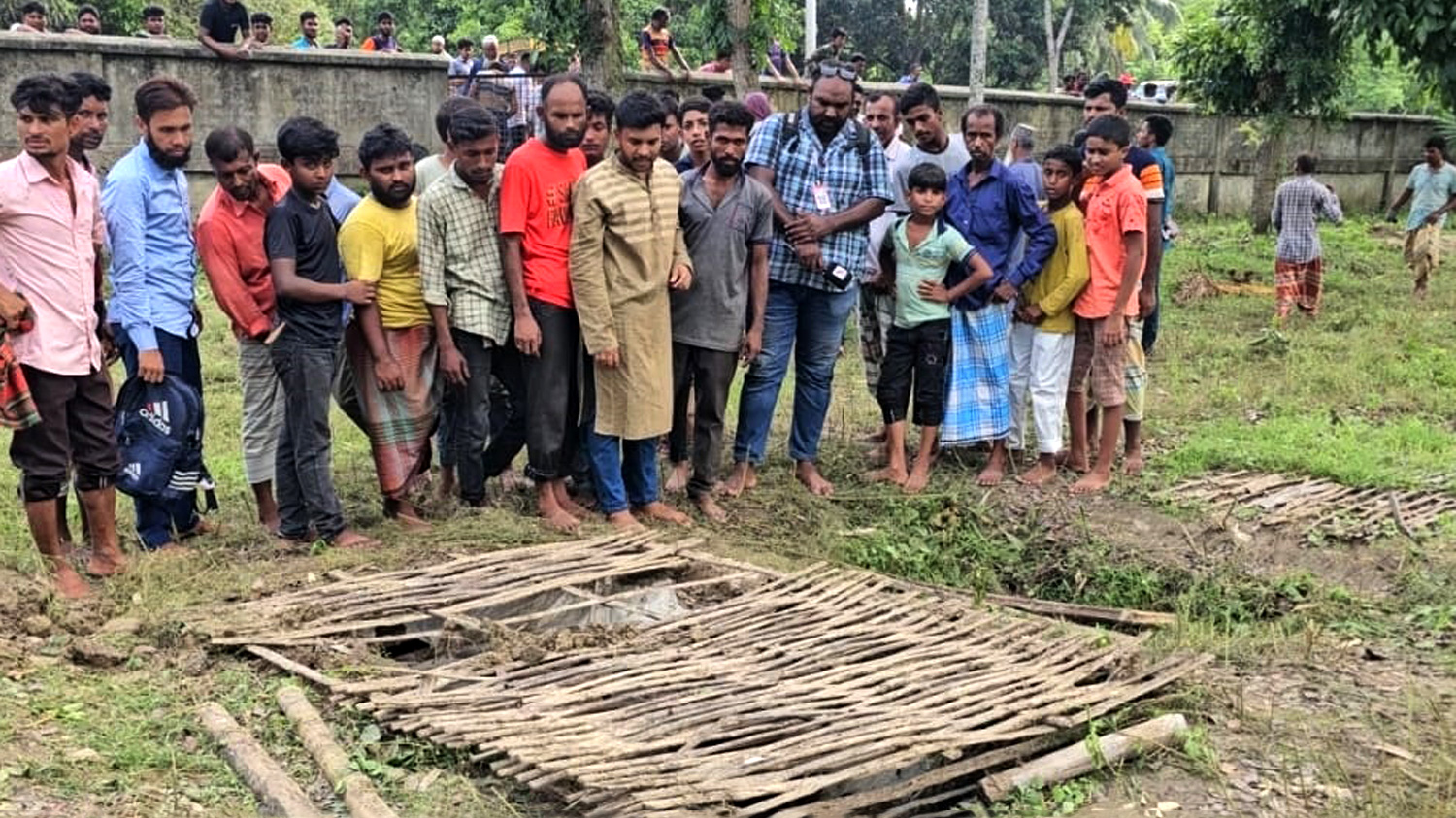 পাবনায় কবরস্থান থেকে আরও ৫ কঙ্কাল চুরি 