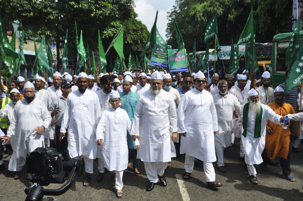 পবিত্র ঈদে মিলাদুন্নবী (দঃ) উপলক্ষে আশেকানে গাউছিয়া রহমানিয়া মইনিয়া সহিদীয়া মাইজভান্ডারিয়ার উদ্যোগে রাজধানীতে জশনে জুলুস। মহানগর নাট্যমঞ্চ, গুলিস্তান, ৯ অক্টোবর, ২০২২। ছবি: আলী হোসেন মিন্টু